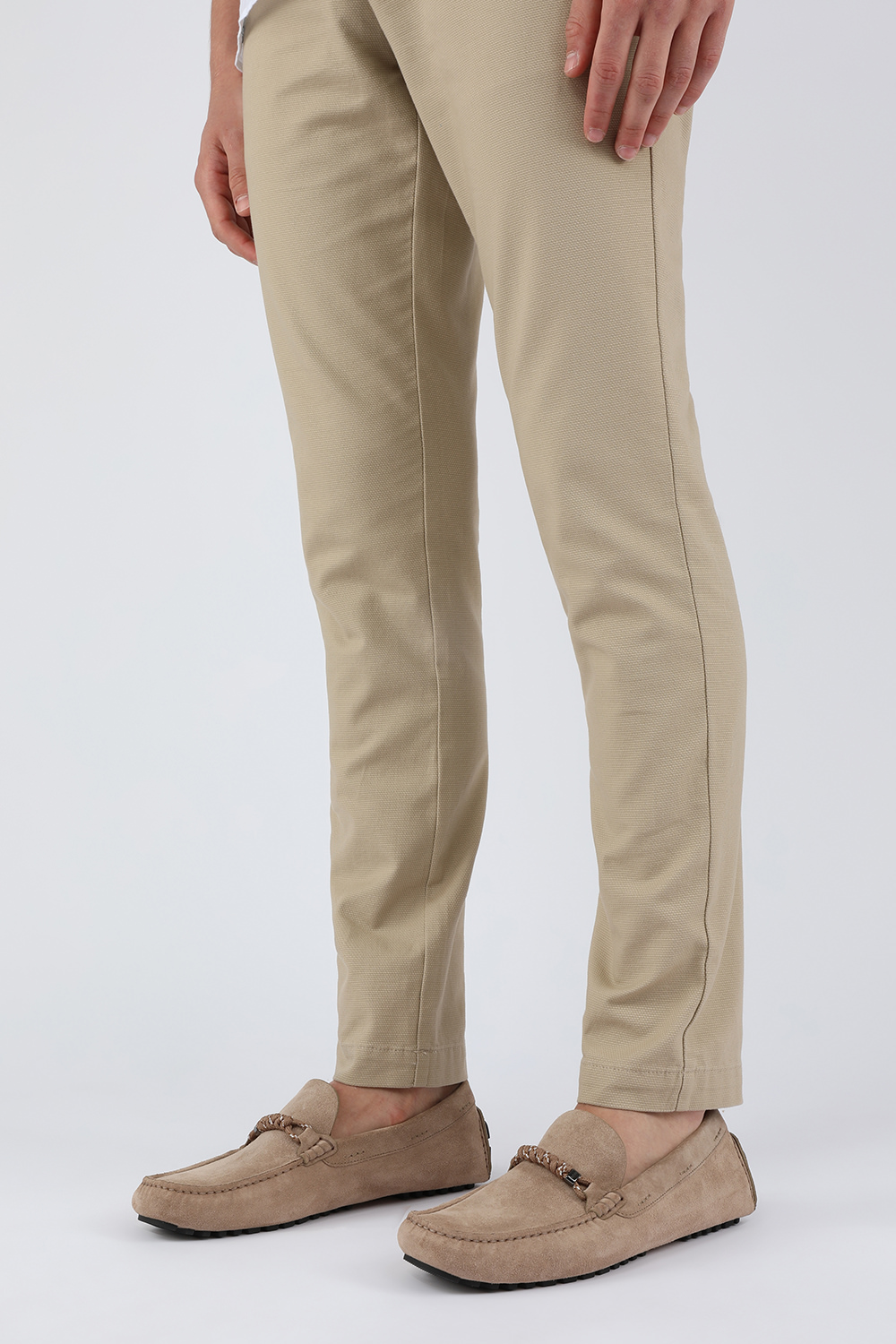 תמונת כל הלוק של נעלי מוקסין מעור זמש עם אלמנט מטאלי